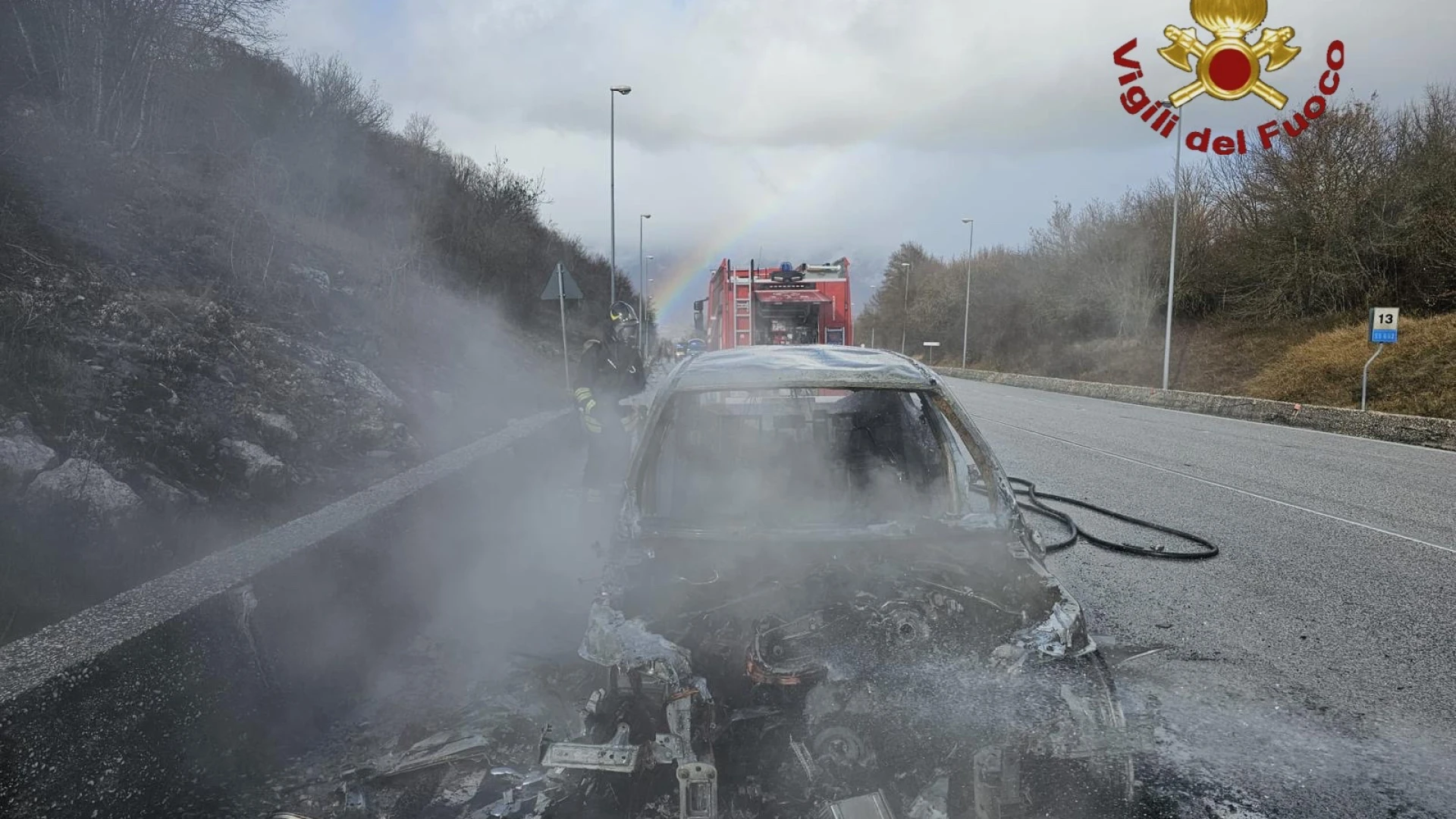 Rionero Sannitico/Castel Di Sangro: auto va a fuoco sulla statale intervengono i Vigili del Fuoco.